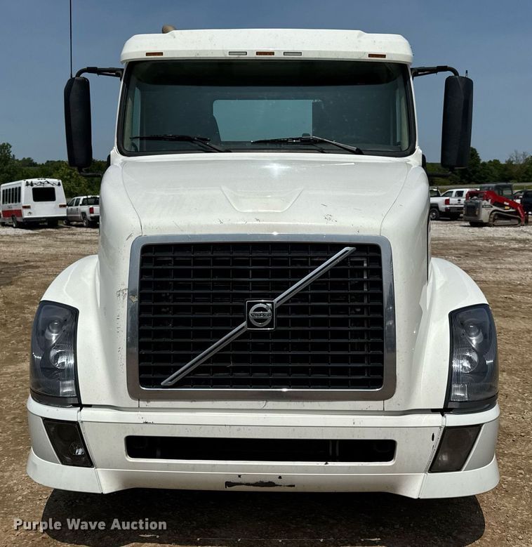 image for item DV4123 2013 Volvo VNL semi truck