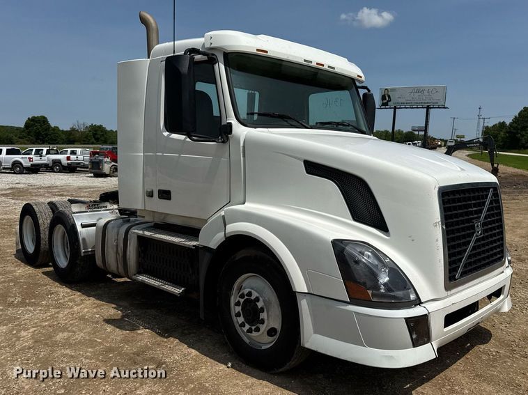 image for item DV4123 2013 Volvo VNL semi truck