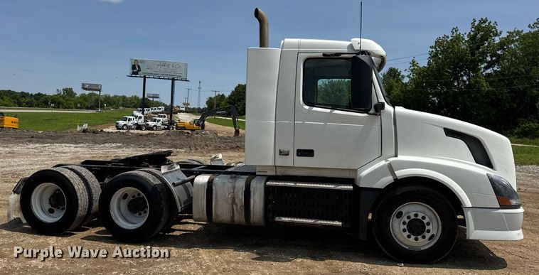 image for item DV4123 2013 Volvo VNL semi truck