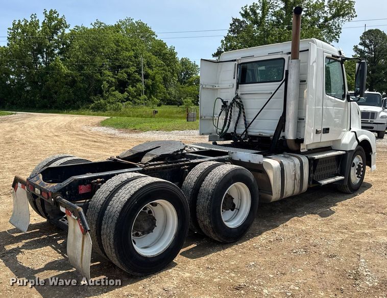 image for item DV4123 2013 Volvo VNL semi truck