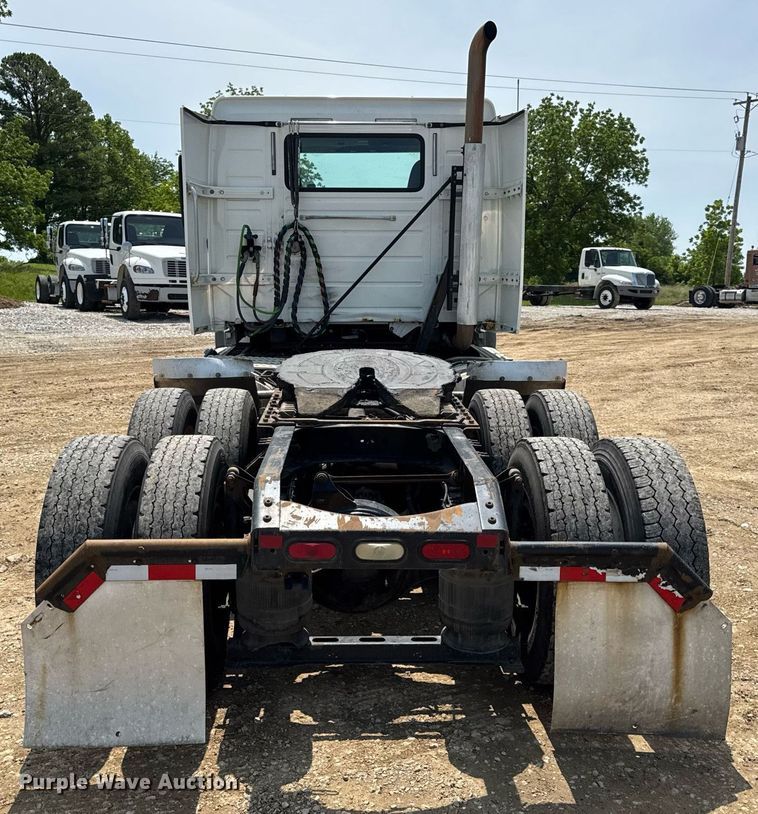 image for item DV4123 2013 Volvo VNL semi truck