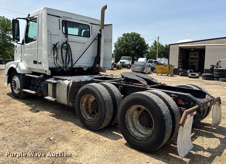 image for item DV4123 2013 Volvo VNL semi truck