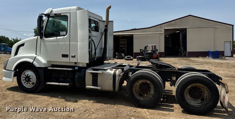 image for item DV4123 2013 Volvo VNL semi truck