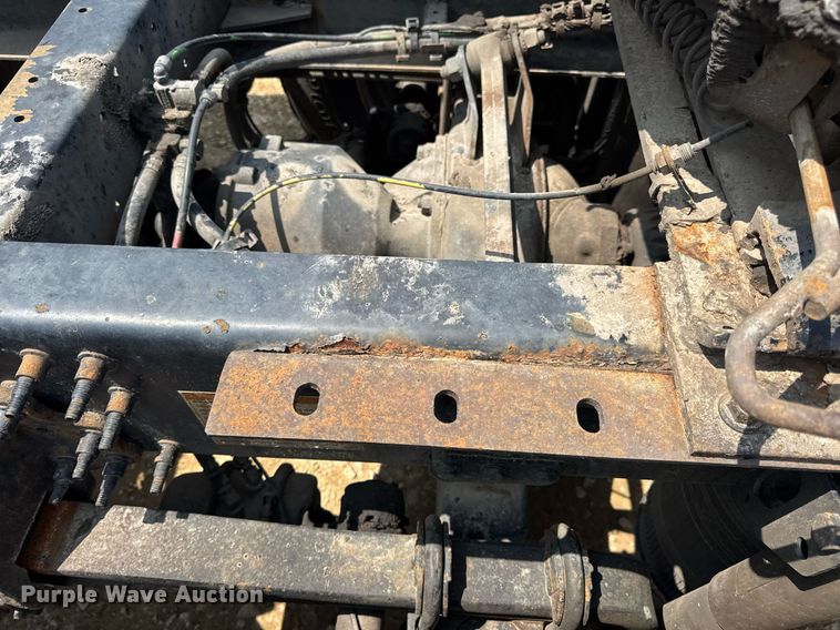 image for item DV4123 2013 Volvo VNL semi truck