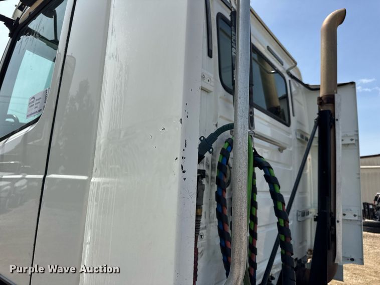 image for item DV4123 2013 Volvo VNL semi truck