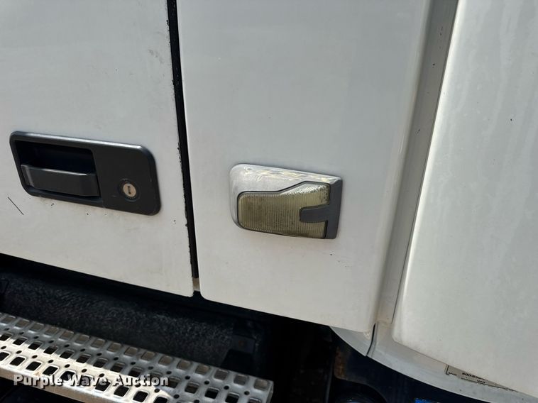 image for item DV4123 2013 Volvo VNL semi truck