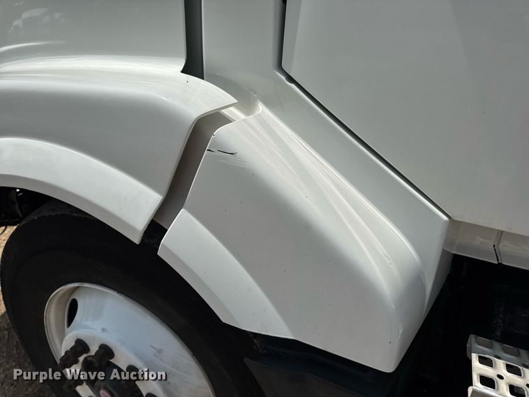 image for item DV4123 2013 Volvo VNL semi truck