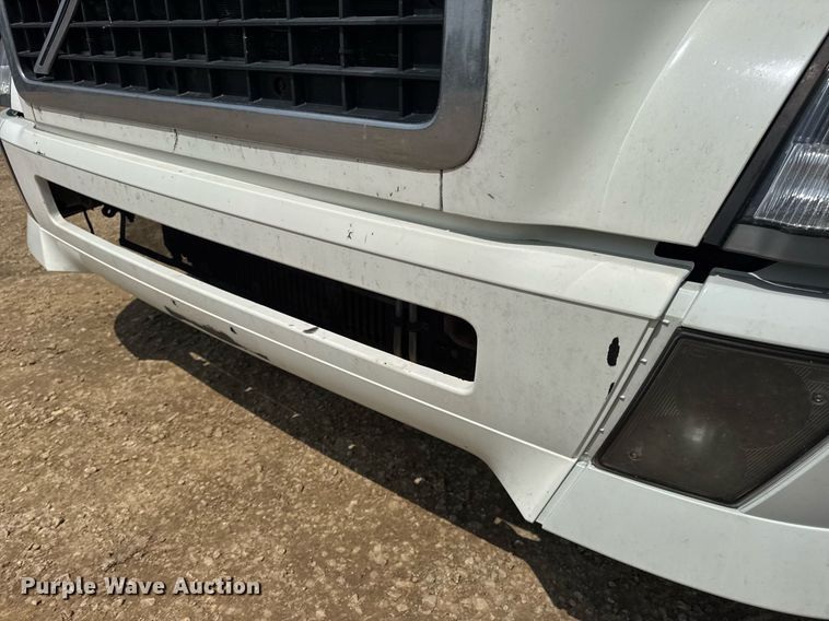 image for item DV4123 2013 Volvo VNL semi truck