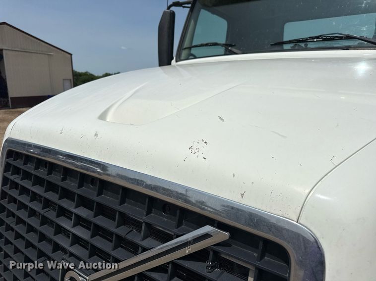 image for item DV4123 2013 Volvo VNL semi truck