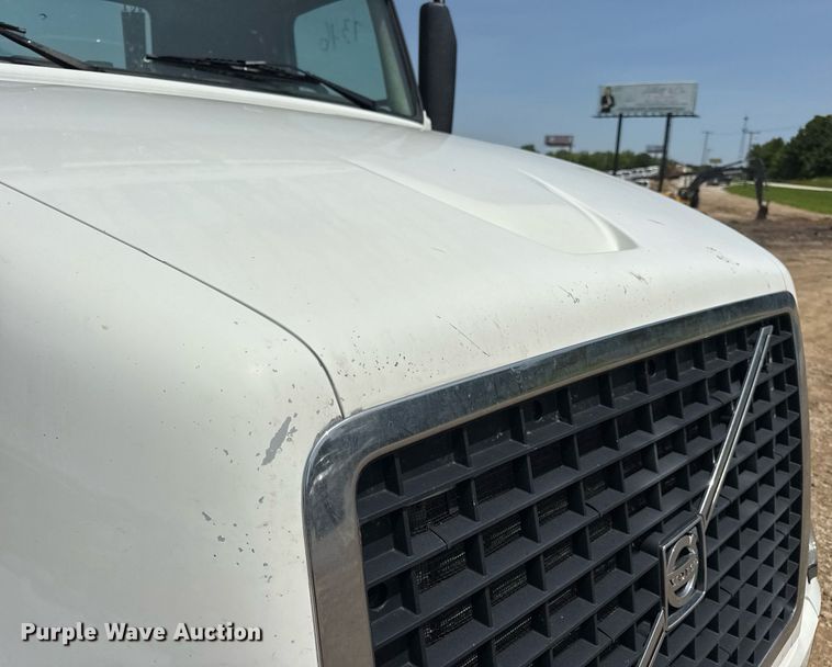 image for item DV4123 2013 Volvo VNL semi truck