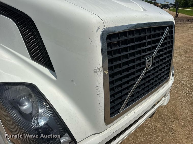 image for item DV4123 2013 Volvo VNL semi truck