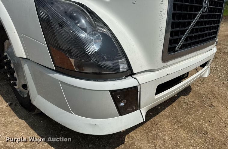 image for item DV4123 2013 Volvo VNL semi truck