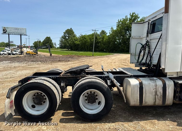 image for item DV4123 2013 Volvo VNL semi truck