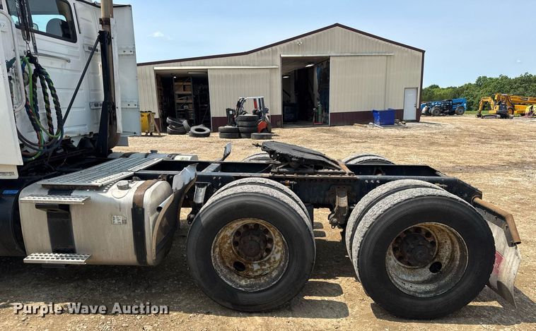 image for item DV4123 2013 Volvo VNL semi truck