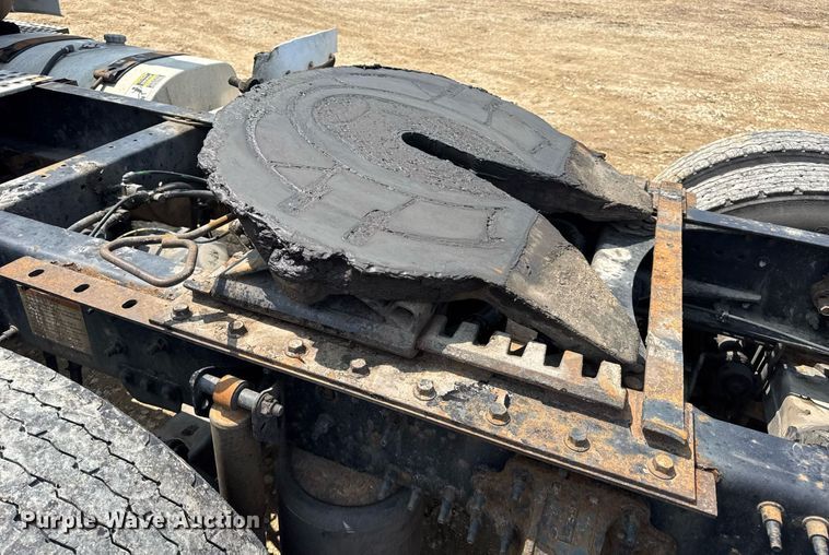 image for item DV4123 2013 Volvo VNL semi truck