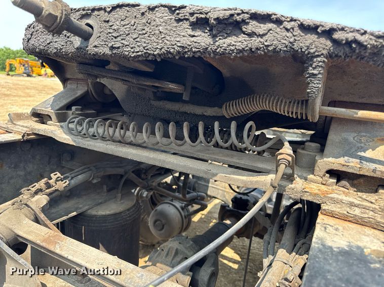 image for item DV4123 2013 Volvo VNL semi truck