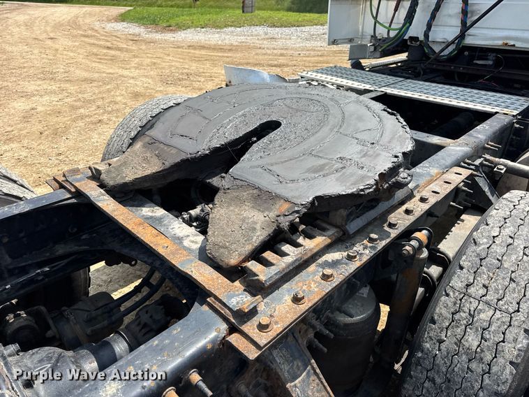 image for item DV4123 2013 Volvo VNL semi truck