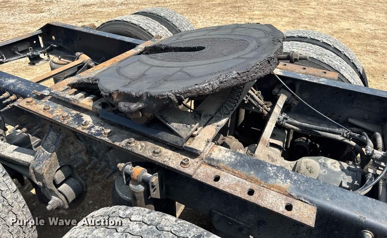 image for item DV4123 2013 Volvo VNL semi truck