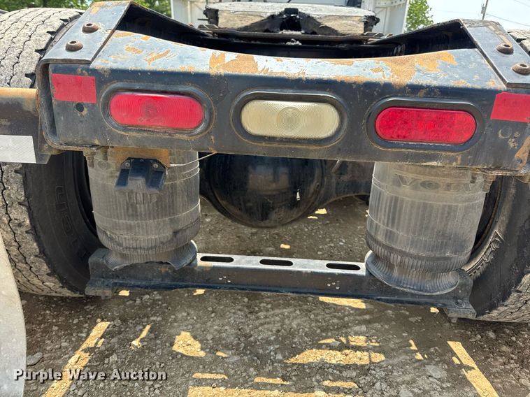 image for item DV4123 2013 Volvo VNL semi truck