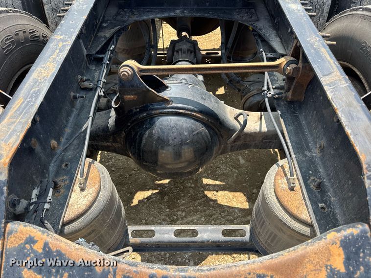 image for item DV4123 2013 Volvo VNL semi truck