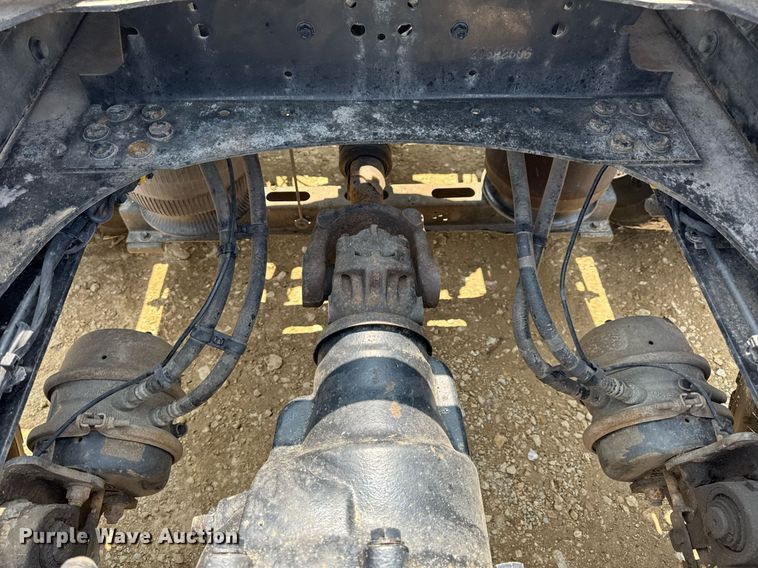 image for item DV4123 2013 Volvo VNL semi truck