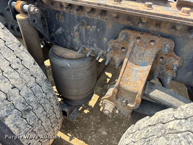 image for item DV4123 2013 Volvo VNL semi truck