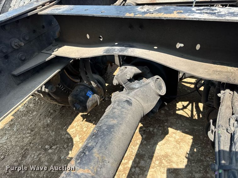 image for item DV4123 2013 Volvo VNL semi truck