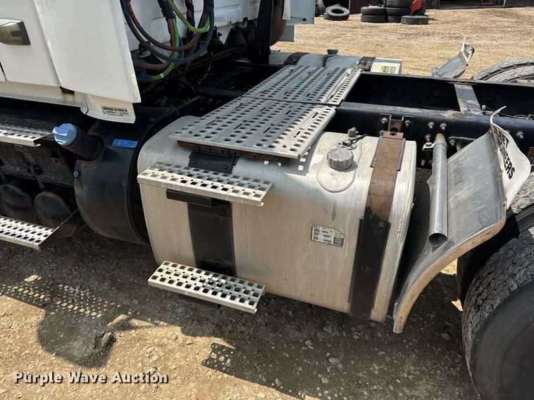 image for item DV4123 2013 Volvo VNL semi truck