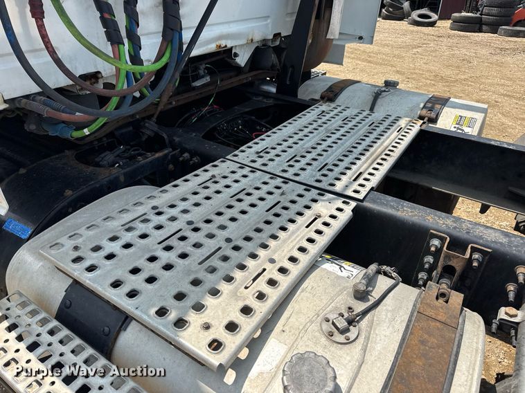 image for item DV4123 2013 Volvo VNL semi truck