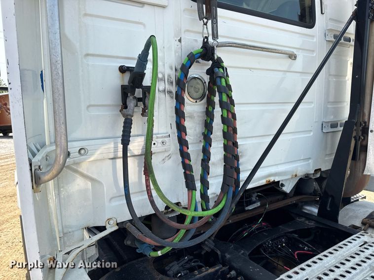 image for item DV4123 2013 Volvo VNL semi truck