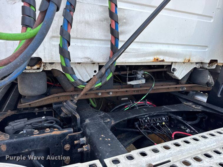 image for item DV4123 2013 Volvo VNL semi truck