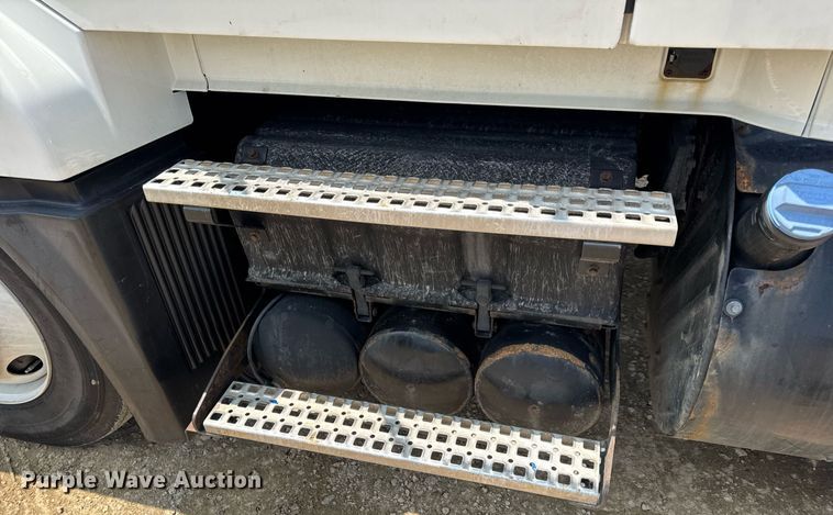 image for item DV4123 2013 Volvo VNL semi truck