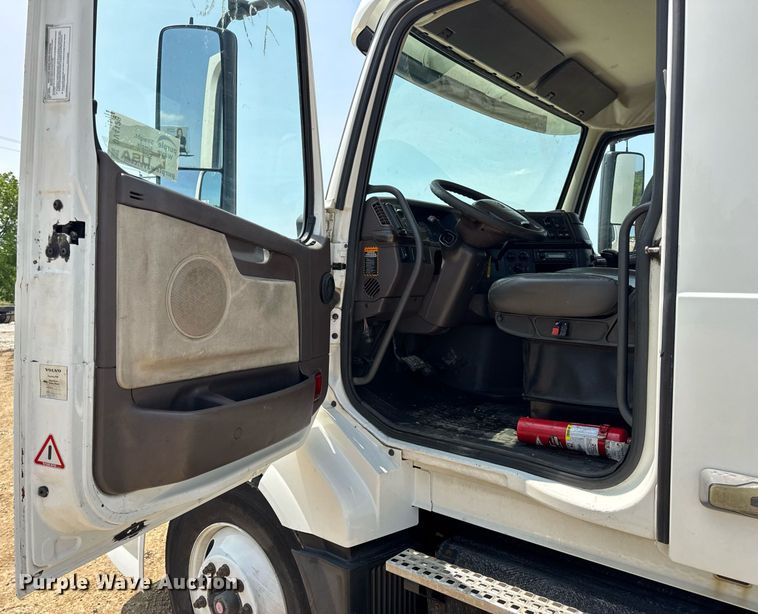 image for item DV4123 2013 Volvo VNL semi truck