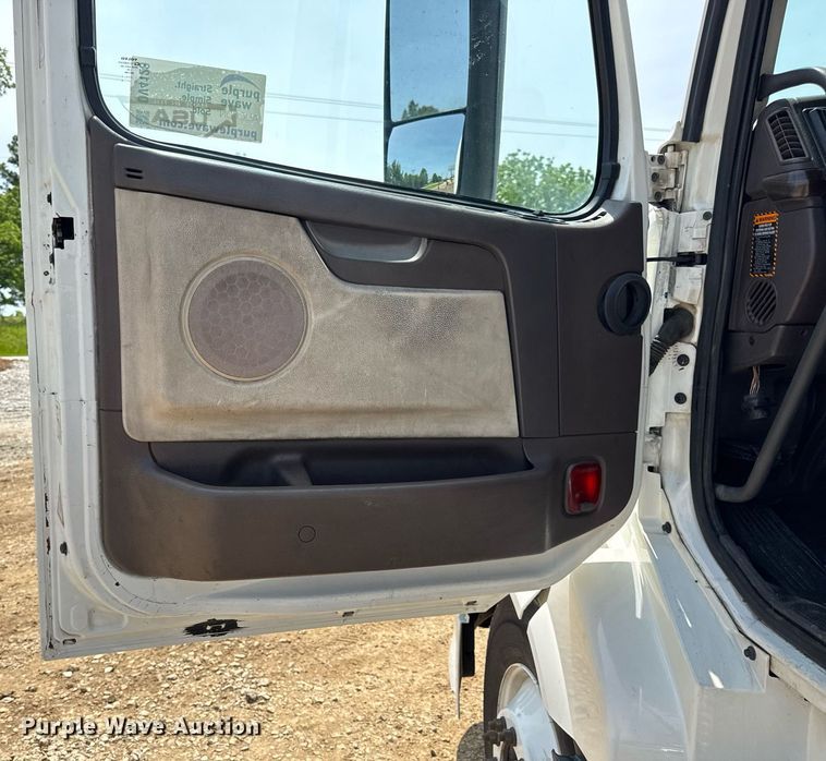 image for item DV4123 2013 Volvo VNL semi truck