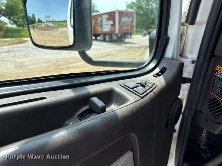 image for item DV4123 2013 Volvo VNL semi truck