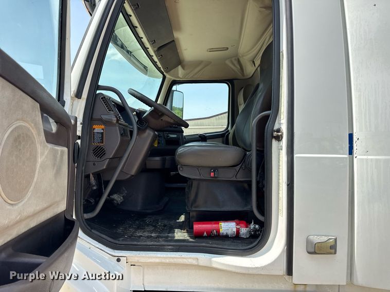 image for item DV4123 2013 Volvo VNL semi truck