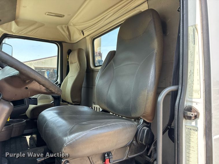 image for item DV4123 2013 Volvo VNL semi truck