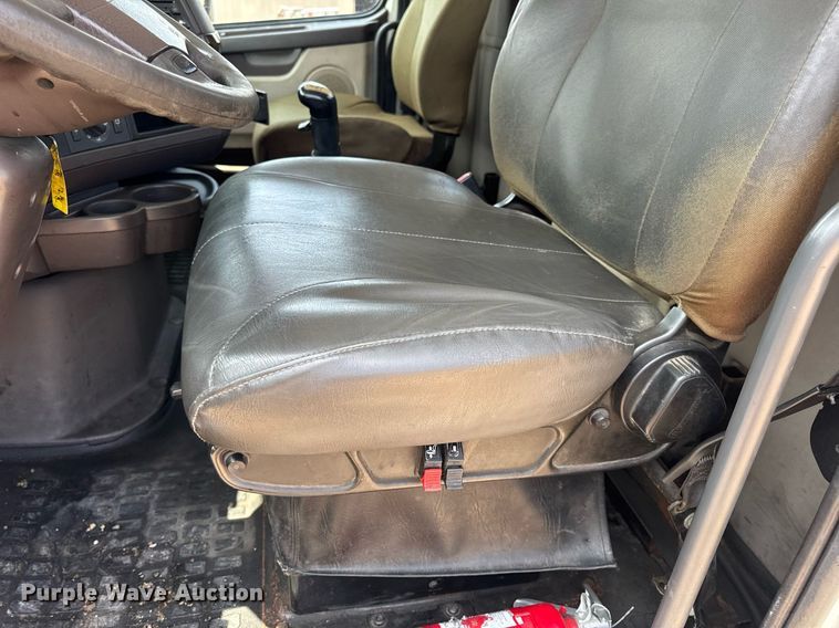 image for item DV4123 2013 Volvo VNL semi truck