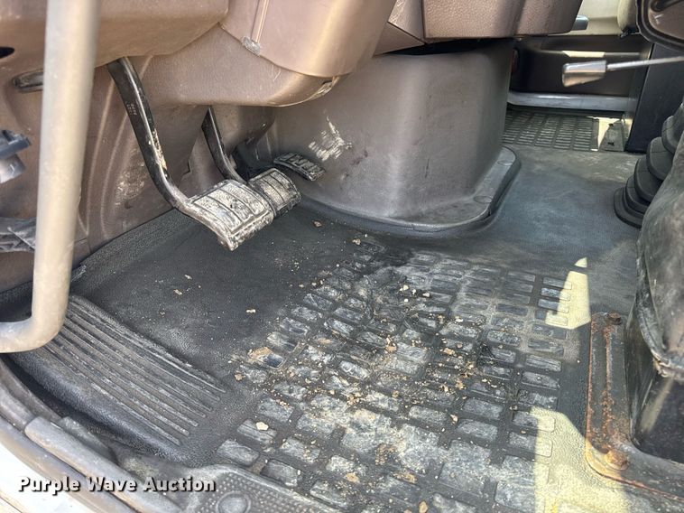 image for item DV4123 2013 Volvo VNL semi truck