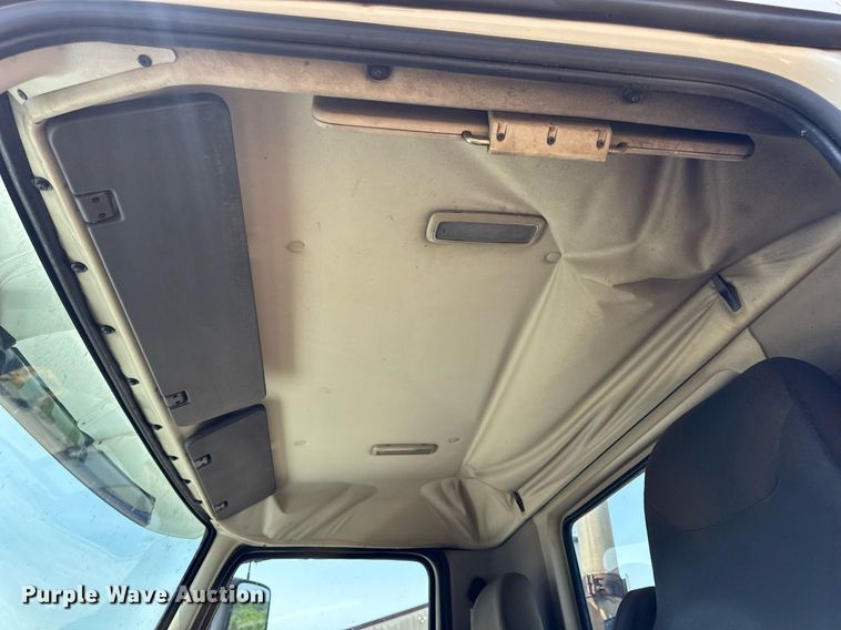 image for item DV4123 2013 Volvo VNL semi truck