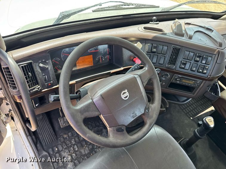 image for item DV4123 2013 Volvo VNL semi truck