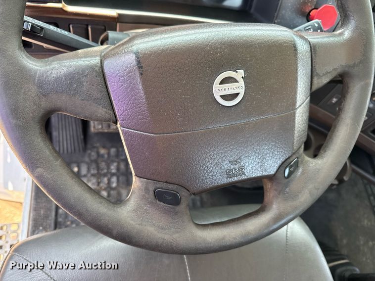 image for item DV4123 2013 Volvo VNL semi truck