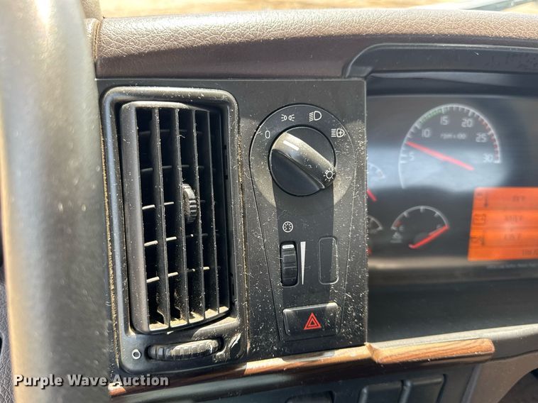 image for item DV4123 2013 Volvo VNL semi truck