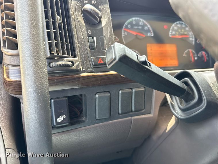 image for item DV4123 2013 Volvo VNL semi truck