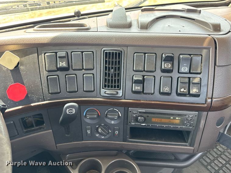 image for item DV4123 2013 Volvo VNL semi truck