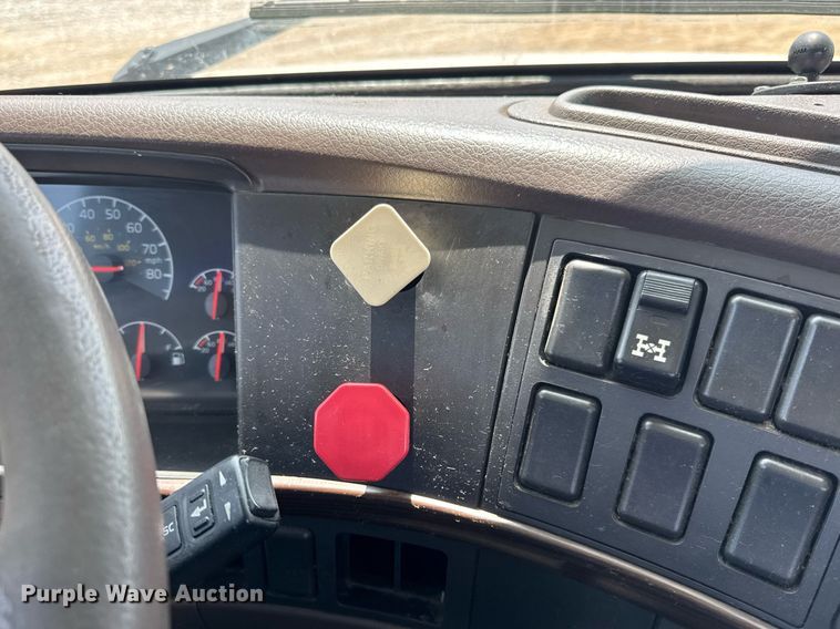 image for item DV4123 2013 Volvo VNL semi truck