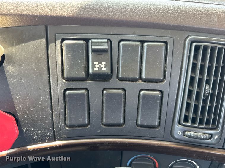 image for item DV4123 2013 Volvo VNL semi truck