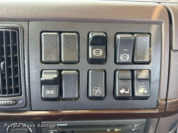 image for item DV4123 2013 Volvo VNL semi truck