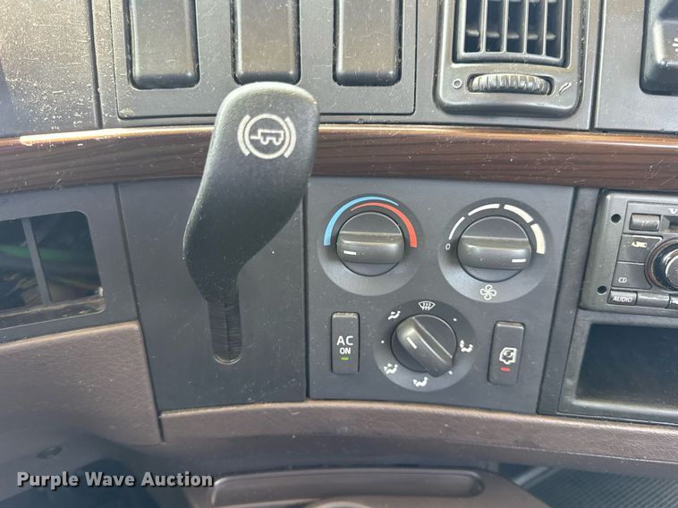 image for item DV4123 2013 Volvo VNL semi truck