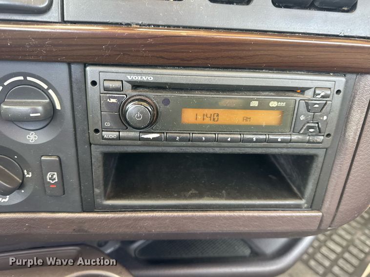 image for item DV4123 2013 Volvo VNL semi truck